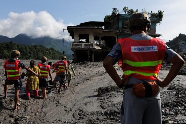 Nepal-Tibet flood deaths pass 500, thousands still missing