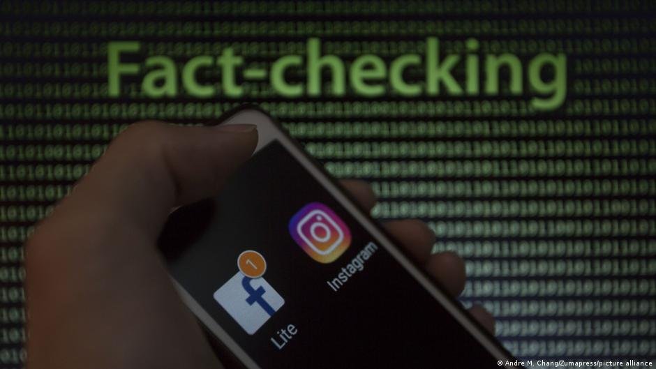How DW fact-checks fake news