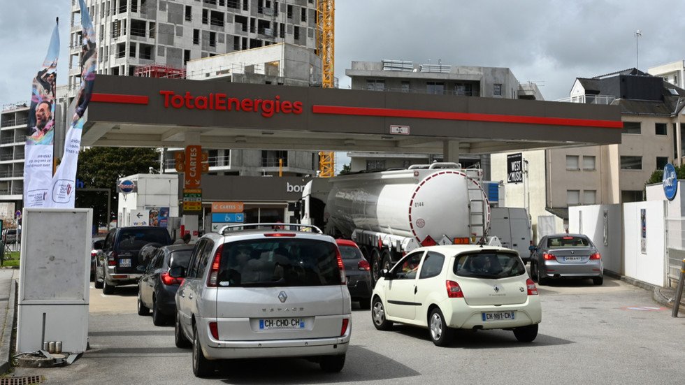 Panic buying drains French gas stations — RT Business News