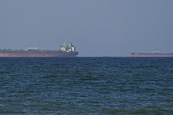 Oil jumps after US seizes Iranian ship near Hormuz — RT Business News