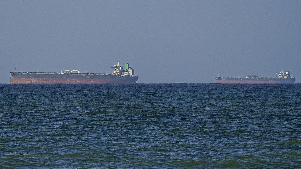 Oil jumps after US seizes Iranian ship near Hormuz — RT Business News
