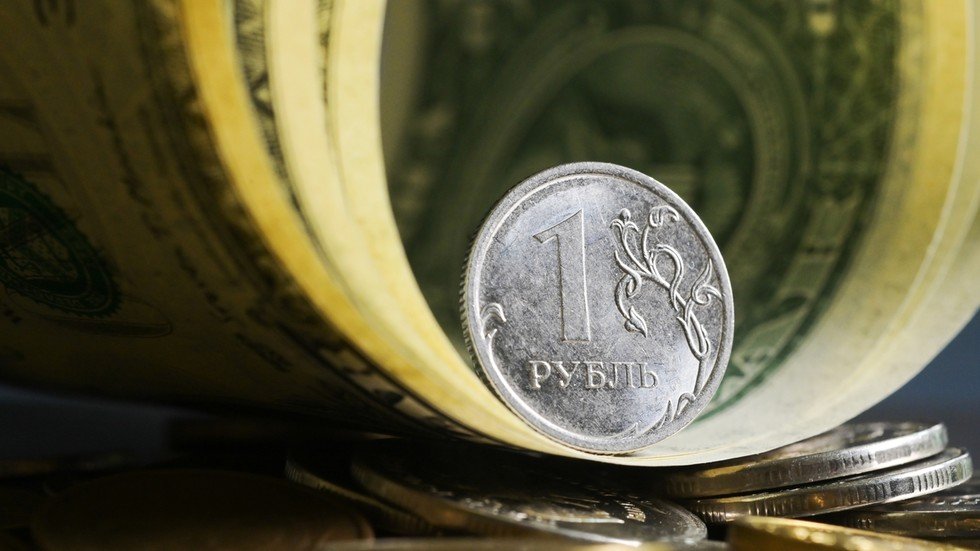 Ruble top performer against US dollar – Bloomberg — RT Business News