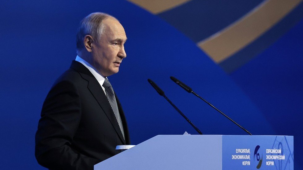 Putin announces international AI alliance — RT Business News