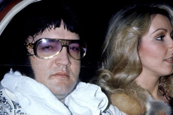Elvis ex Linda Thompson returns to King’s grave in ‘sombre, bittersweet’ visit | Music | Entertainment
