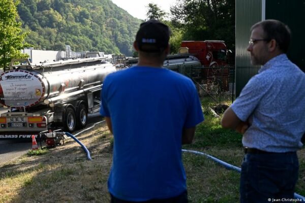 In drought-stricken France, tankers supply drinking water