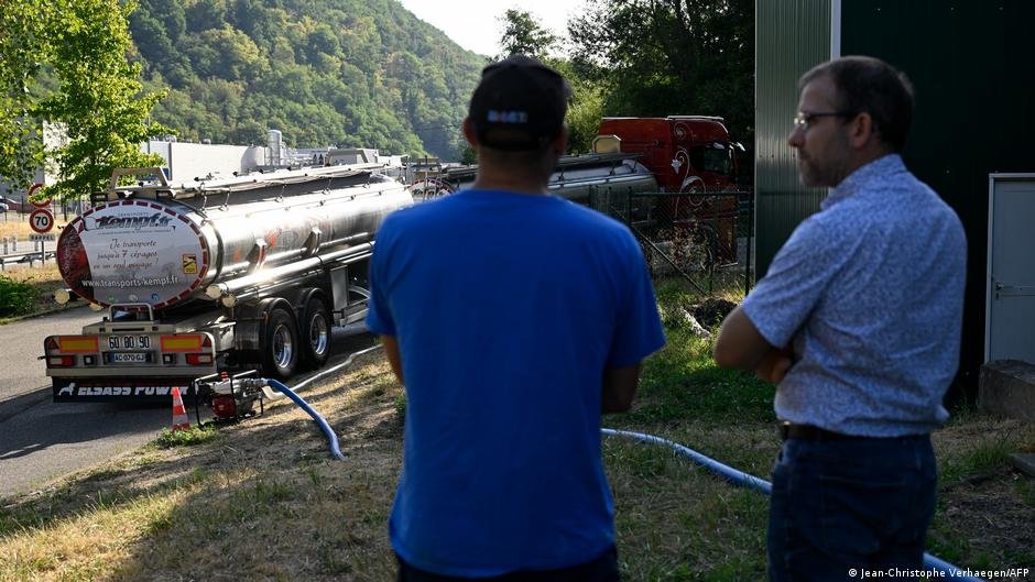 In drought-stricken France, tankers supply drinking water