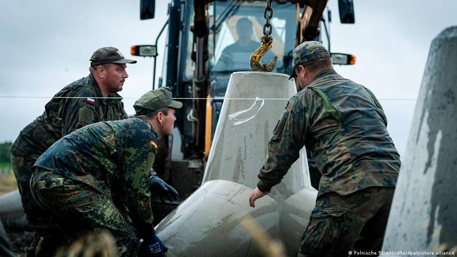 German army helps Poland protect itself against Russia