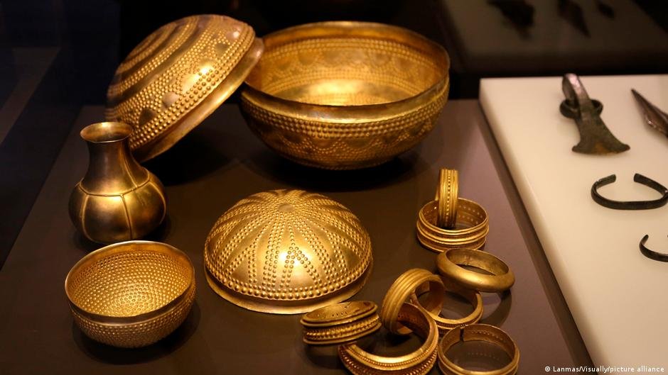 Spain: Thieves steal Bronze Age gold at Villena Museum