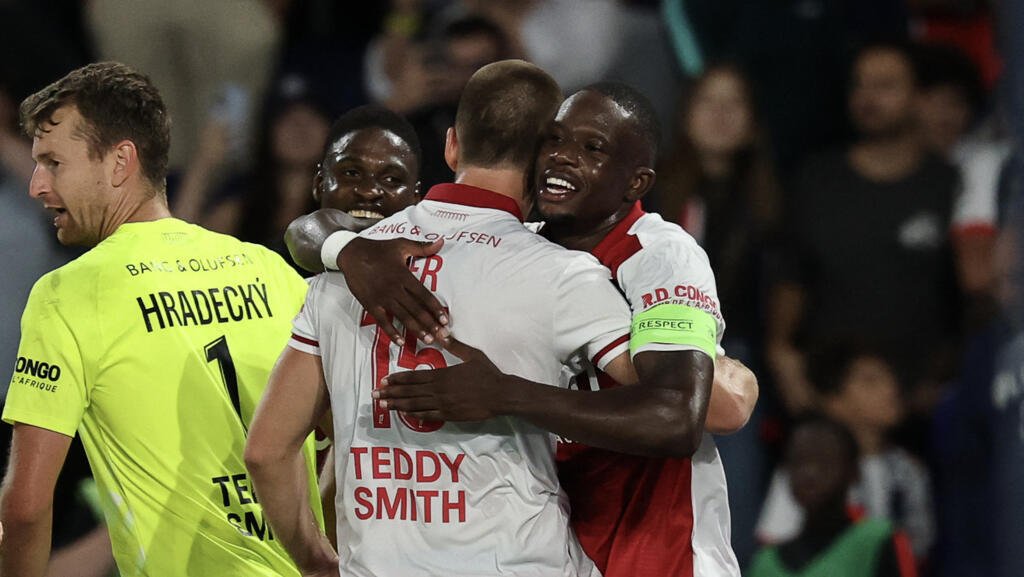 Monaco rally to edge winless PSG and reclaim top spot