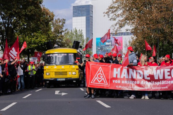 German auto workers protest historic job cuts — RT Business News