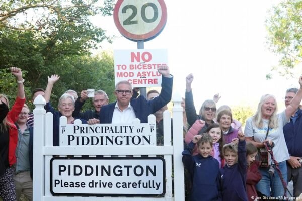 UK: Village votes to ‘secede’ in asylum center plan protest