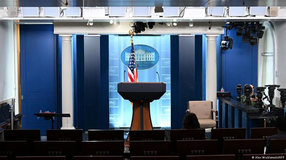 US: Judge orders Trump to lift White House media ban