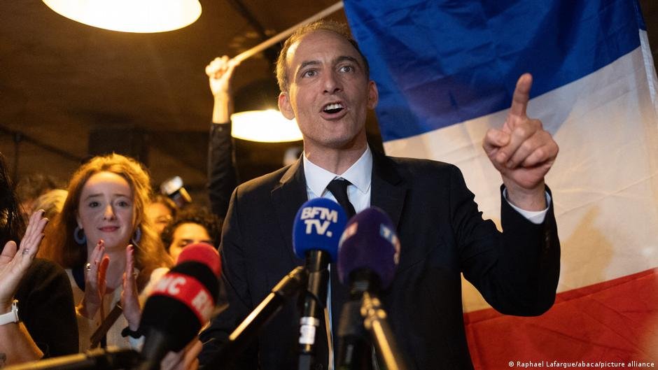 Students, youths looking left of Socialists in France polls