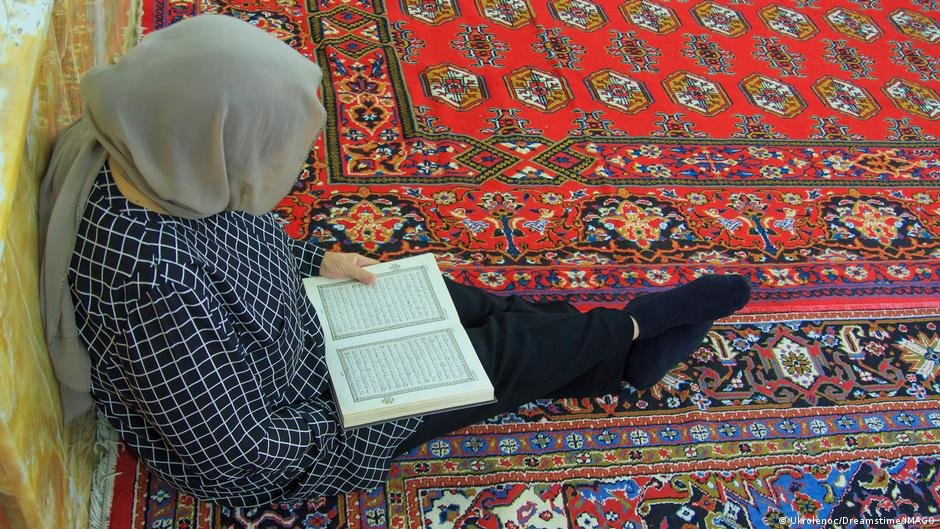 Azerbaijan hijab protests: Why are children taking part?